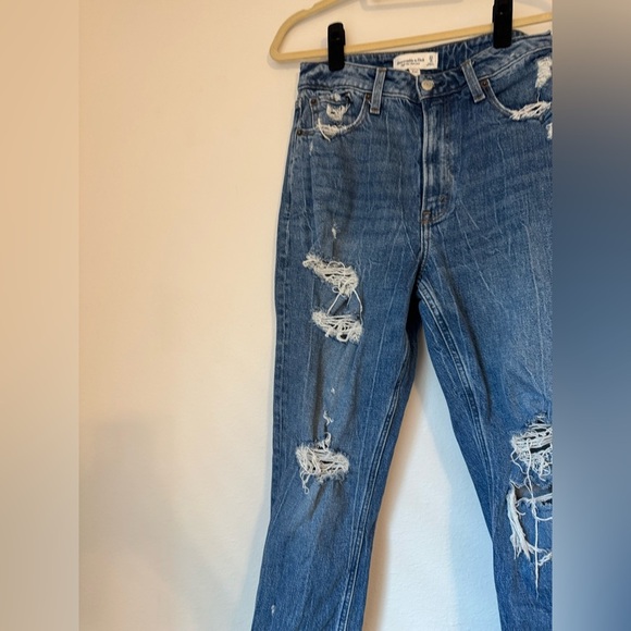 Abercrombie Distressed Curve Love High Rise Mom Jeans- Size 27 - Picture 5 of 8